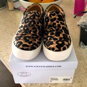 STEVE MADDEN SLIP ON LEOPARD SNEAKERS